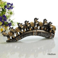   640934 Статуэтка Слоны на бивне L-25см чёрно-золотой